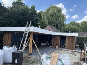 Overkapping met gevelbekleding Fraké